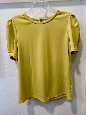Liz Claiborne Short Sleeve Puff Shoulder Top in Yellow